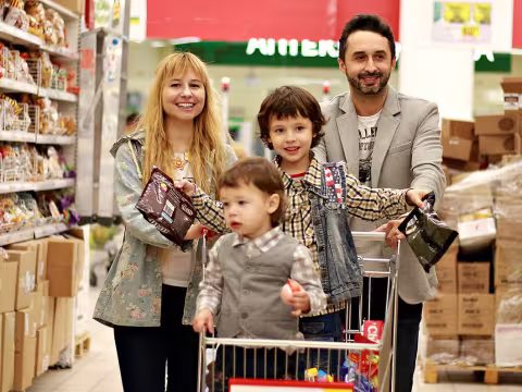 Familia en el supermercado