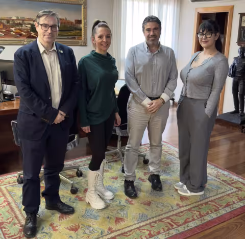 El alcalde junto a las ediles en el ayuntamiento