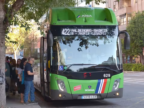 Personas suben al autobus