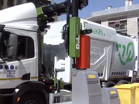 Un camión recoge los contenedores