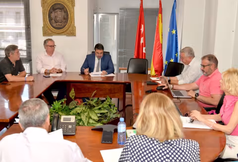 El alcalde habla a los asistentes