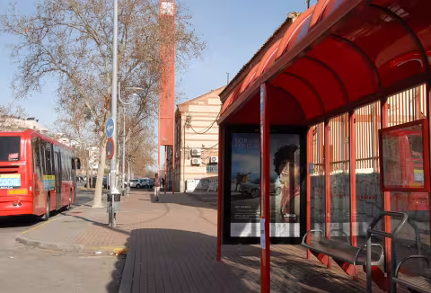 Parada de autobús roja