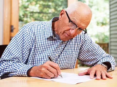 Un hombre escribe a mano