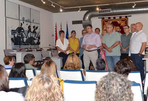 El alcalde junto al personal