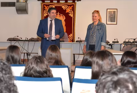 El alcalde habla a los alumnos