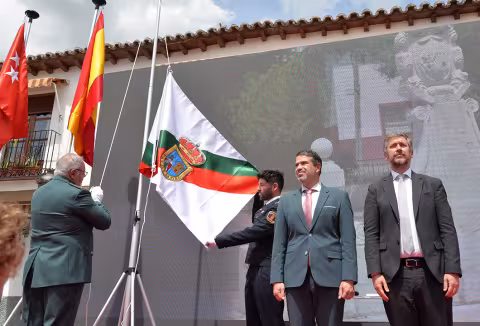 Izado de la bandera de Valdemoro
